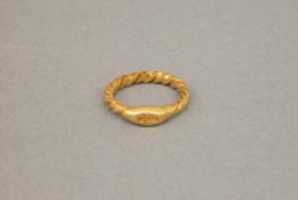 ດາວໂຫຼດຟຣີ Stirrup-Shaped Ring with Oblong Bezel with Sri free photo or picture to be edited with GIMP online image editor