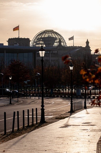 تنزيل صورة مجانية على شارع رصيف الطريق في برلين ليتم تحريرها باستخدام محرر الصور المجاني على الإنترنت GIMP
