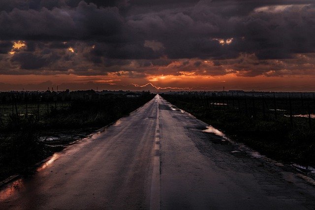 Baixe gratuitamente uma imagem gratuita atraente de viagem ao pôr do sol na rua para ser editada com o editor de imagens on-line gratuito do GIMP