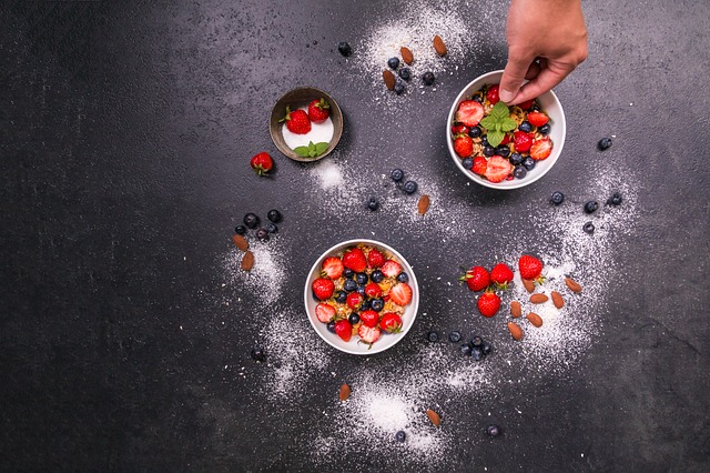 Безкоштовно завантажте безкоштовне зображення приготування літнього десерту на кухні для редагування за допомогою безкоштовного онлайн-редактора зображень GIMP