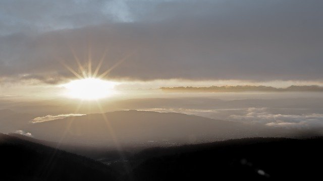 Téléchargement gratuit d'une image gratuite de brume de lumière dispersée par brouillard solaire à modifier avec l'éditeur d'images en ligne gratuit GIMP