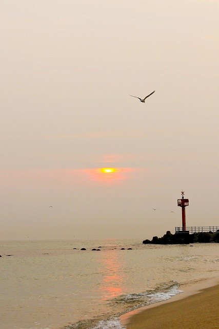 Baixe gratuitamente a imagem gratuita do nascer do sol do farol da praia para ser editada com o editor de imagens on-line gratuito do GIMP
