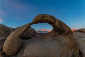 Descărcare gratuită Sunrise Through Mobius Arch To Lone Pine Peak fotografie sau imagini gratuite pentru a fi editate cu editorul de imagini online GIMP