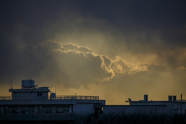 Bezpłatne pobieranie zdjęć zachodu słońca na dachu budynku niebo chmury do edycji za pomocą bezpłatnego edytora obrazów online GIMP