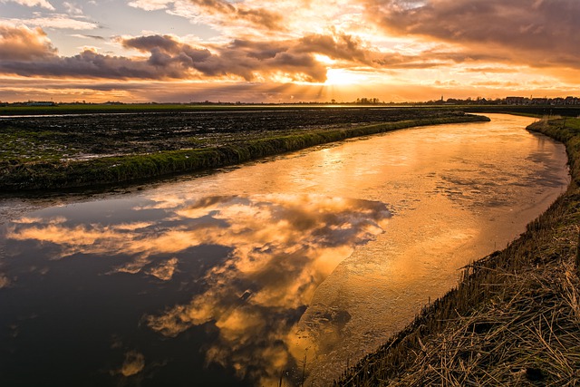Scarica gratuitamente l'immagine gratuita del tramonto sulle nuvole del sole con il riflesso dell'acqua da modificare con l'editor di immagini online gratuito di GIMP