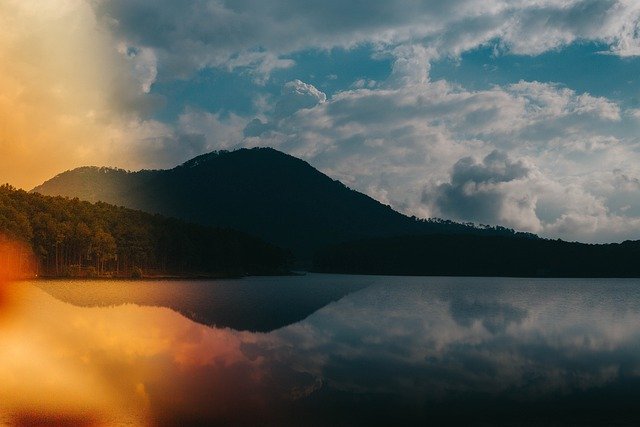 Scarica gratuitamente l'immagine gratuita del riflesso delle montagne del lago al tramonto da modificare con l'editor di immagini online gratuito GIMP