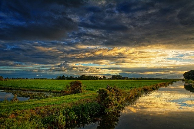 Descărcare gratuită apus de soare pășune nori reflexii imagine gratuită pentru a fi editată cu editorul de imagini online gratuit GIMP