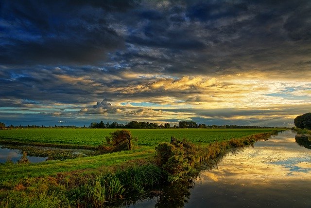 Téléchargement gratuit d'une image gratuite de reflets de nuages ​​​​de pâturage au coucher du soleil à modifier avec l'éditeur d'images en ligne gratuit GIMP