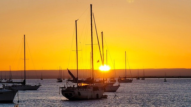 Kostenloser Download Sonnenuntergang Segelboote Meer Ozean Bucht kostenloses Bild, das mit dem kostenlosen Online-Bildeditor GIMP bearbeitet werden kann