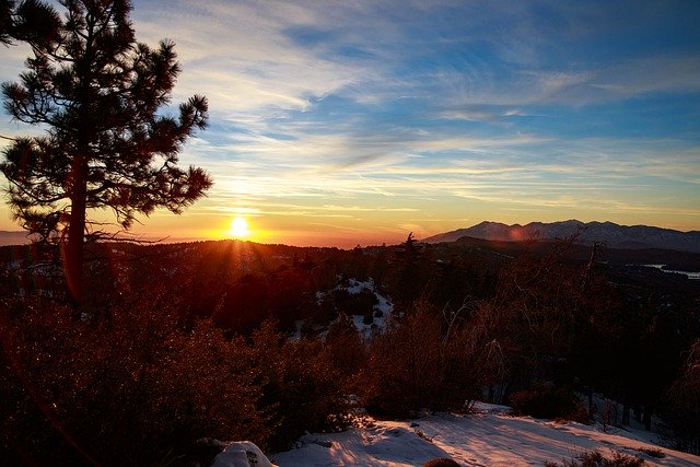 Darmowe pobieranie zachód słońca śnieg góry drzewa zima darmowe zdjęcie do edycji za pomocą bezpłatnego internetowego edytora obrazów GIMP