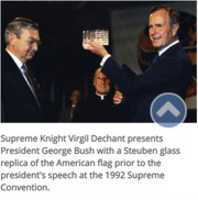 Unduh gratis Supreme Knight Virgil Decant mempersembahkan kepada Presiden George Bush replika kaca Steuben dari bendera Amerika sebelum pidato presiden di Konvensi Tertinggi 1992 foto atau gambar gratis untuk diedit dengan editor gambar online GIMP