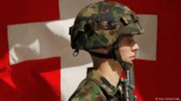 تنزيل مجاني Swiss Army Soldier (صورة فوتوغرافية) [حقوق الطبع والنشر Sean Gallup] صورة مجانية أو صورة لتحريرها باستخدام محرر الصور عبر الإنترنت GIMP