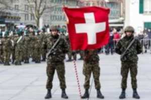 Swiss Soldiers on Duty (Fotoğraf) [Telif Hakkı Keystone] ücretsiz fotoğraf veya resim GIMP çevrimiçi görüntü düzenleyici ile düzenlenebilir