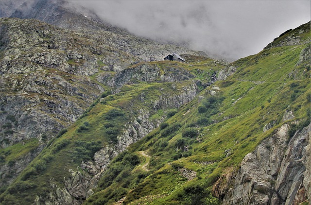 जीआईएमपी मुफ्त ऑनलाइन छवि संपादक के साथ संपादित करने के लिए पहाड़ों के केबिन में मुफ्त तस्वीर डाउनलोड करें