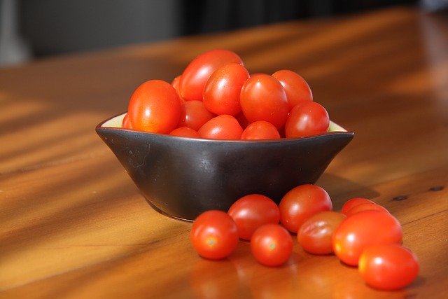 Scarica gratuitamente l'immagine gratuita di tomate tomato organic tomate cereja da modificare con l'editor di immagini online gratuito GIMP