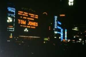 הורדה חינם של Tom Jones And Fag Adverts תמונה או תמונה בחינם לעריכה עם עורך התמונות המקוון GIMP