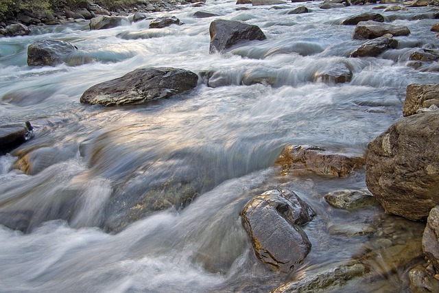 הורדה חינם של torrent river rocks stones תמונה בחינם לעריכה עם עורך תמונות מקוון בחינם של GIMP