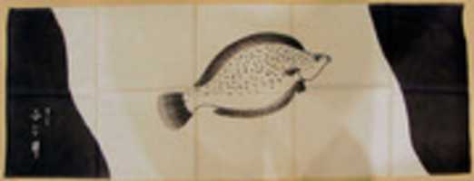 Download gratuito Asciugamano (tenugui) con motivo di pesci in sfumature di grigio su bianco con scritta in bianco su grigio foto o foto gratuite da modificare con l'editor di immagini online GIMP