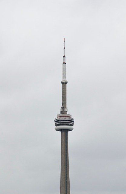 Scarica gratuitamente l'immagine gratuita della torre di Toronto con cielo grigio scuro da modificare con l'editor di immagini online gratuito GIMP