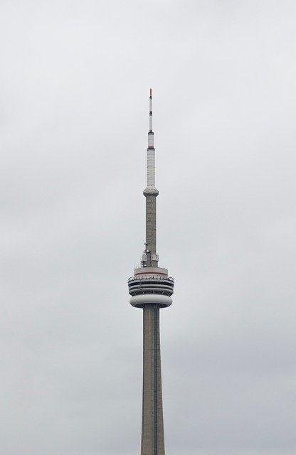 Muat turun percuma menara toronto langit kelabu gambar percuma gelap untuk diedit dengan editor imej dalam talian percuma GIMP