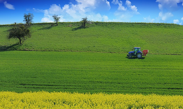 Téléchargement gratuit d'une image gratuite de tracteur de colza au sol à modifier avec l'éditeur d'images en ligne gratuit GIMP