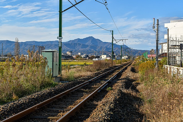 GIMP ücretsiz çevrimiçi resim düzenleyiciyle düzenlenecek ücretsiz indir trafik tren demiryolu gökyüzü dağ ücretsiz resmi
