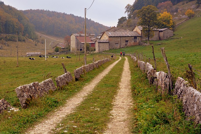 Bezpłatne pobieranie szlaku kamiennego ogrodzenia borgo domy darmowe zdjęcie do edycji za pomocą bezpłatnego internetowego edytora obrazów GIMP