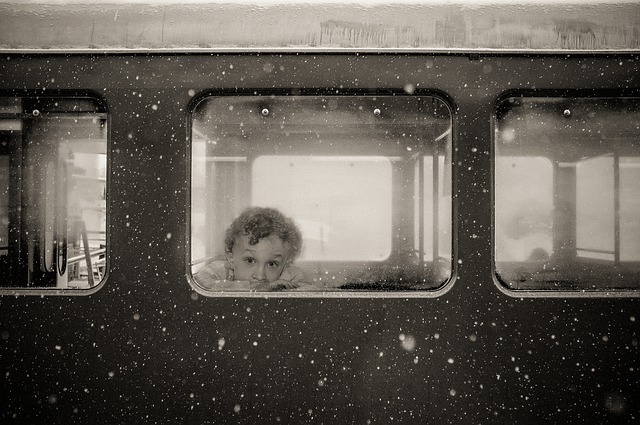 無料ダウンロード電車冬の子供雪鉄道少年無料画像をGIMP無料オンライン画像エディタで編集する