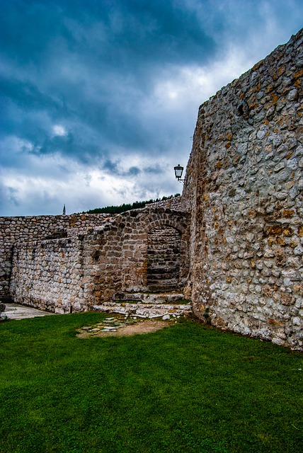 دانلود رایگان تصویر سنگی دیوارهای قلعه تراونیک برای ویرایش با ویرایشگر تصویر آنلاین رایگان GIMP