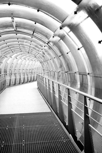 Baixe gratuitamente a imagem futurista de vidro do corredor do túnel para ser editada com o editor de imagens on-line gratuito do GIMP
