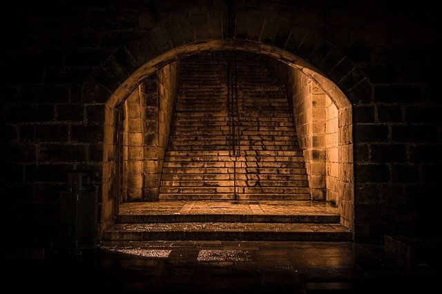 Scarica gratis l'immagine gratuita del castello delle scale del passaggio del tunnel da modificare con l'editor di immagini online gratuito di GIMP