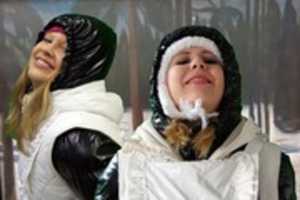 دانلود رایگان دو دختر لاستیکی در جنگل زمستانی عکس یا تصویر رایگان قابل ویرایش با ویرایشگر تصویر آنلاین GIMP