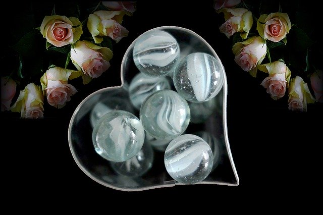 Descarga gratuita de la plantilla de fotos gratuita ValentineS Day Heart Roses para editar con el editor de imágenes en línea GIMP