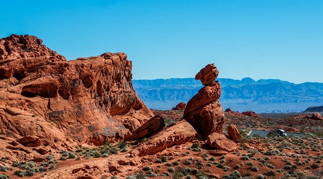 Scarica gratuitamente l'immagine gratuita della Valle del Fuoco equilibrata della roccia del Nevada da modificare con l'editor di immagini online gratuito GIMP