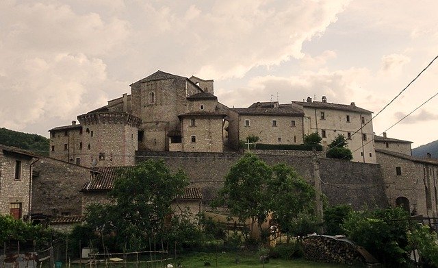 Безкоштовно завантажте безкоштовне зображення середньовічного села Vallo di Nera для редагування за допомогою безкоштовного онлайн-редактора зображень GIMP
