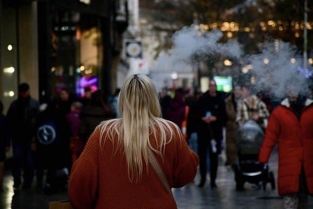 Téléchargement gratuit d'une photo gratuite de femme fumant de la fumée de vapotage à modifier avec l'éditeur d'images en ligne gratuit GIMP