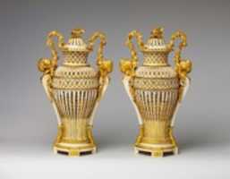 ດາວໂຫຼດຟຣີ Vase with cover (Vase en ivoire) (ຫນຶ່ງໃນຄູ່) ຮູບພາບຫຼືຮູບພາບຟຣີທີ່ຈະແກ້ໄຂດ້ວຍ GIMP ບັນນາທິການຮູບພາບອອນໄລນ໌