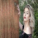 Very attractive model leaning on a tree  screen for extension Chrome web store in OffiDocs Chromium