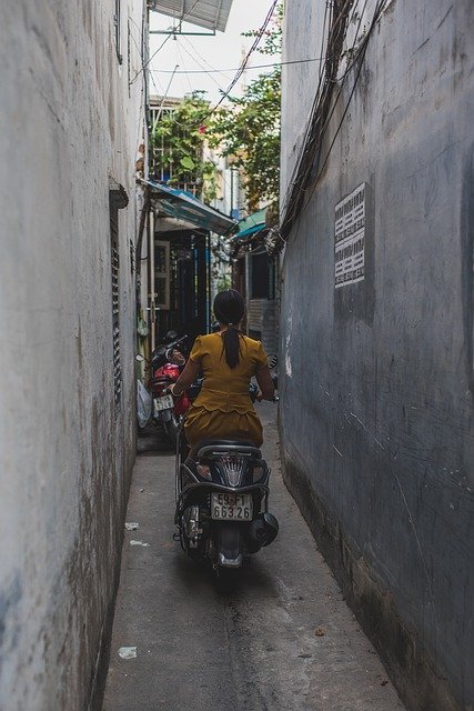 無料ダウンロードベトナム原付モーターサイクリストの女の子無料画像をGIMP無料オンライン画像エディタで編集する