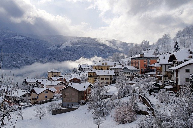 Descărcare gratuită sat munți nori de zăpadă imagine gratuită pentru a fi editată cu editorul de imagini online gratuit GIMP