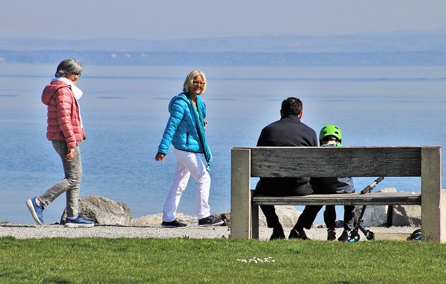 تنزيل صورة مجانية للمشي على مقعد الشاطئ للاسترخاء ليتم تحريرها باستخدام محرر الصور المجاني على الإنترنت من GIMP