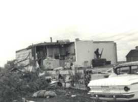 הורדה חינם Wapella Tornado Damage: J. B. Gardner House תמונה או תמונה בחינם לעריכה עם עורך התמונות המקוון GIMP