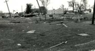 ดาวน์โหลดฟรี Wapella Tornado Damage: มองไปทางตะวันตกสู่เมืองจาก Nelson Thorps House รูปถ่ายหรือรูปภาพฟรีที่จะแก้ไขด้วยโปรแกรมแก้ไขรูปภาพออนไลน์ GIMP