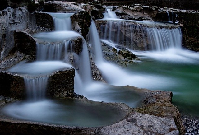 Scarica gratuitamente l'immagine vulcanica con cascata a lunga esposizione da modificare con l'editor di immagini online gratuito GIMP