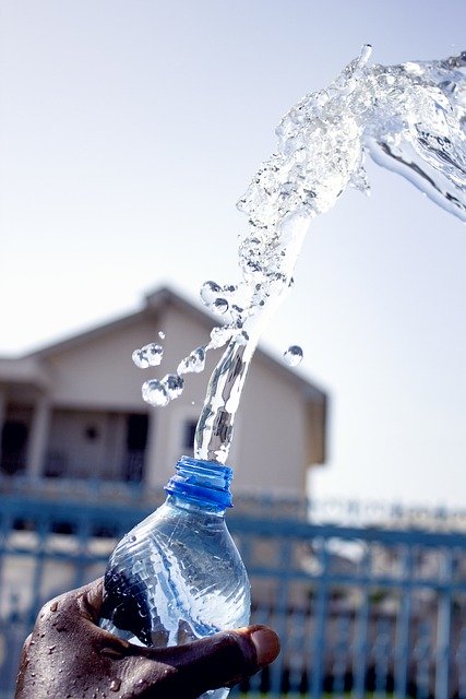 Descargue gratis la imagen gratuita de salpicaduras de agua de la botella de salpicaduras de agua para editar con el editor de imágenes en línea gratuito GIMP