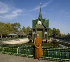 הורדה חינם Wat Pa Maha Chedi Kaew תמונה או תמונה בחינם לעריכה עם עורך התמונות המקוון GIMP
