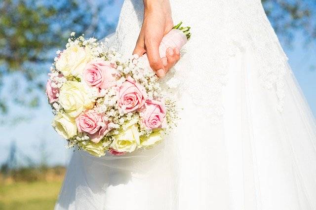 ดาวน์โหลดฟรี Wedding Bride Bouquet - รูปถ่ายหรือรูปภาพฟรีที่จะแก้ไขด้วยโปรแกรมแก้ไขรูปภาพออนไลน์ GIMP