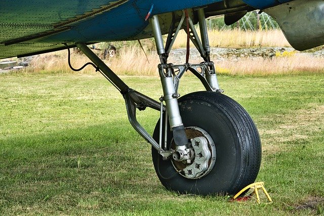 Free download wheel landing gear aircraft dc 3 free picture to be edited with GIMP free online image editor