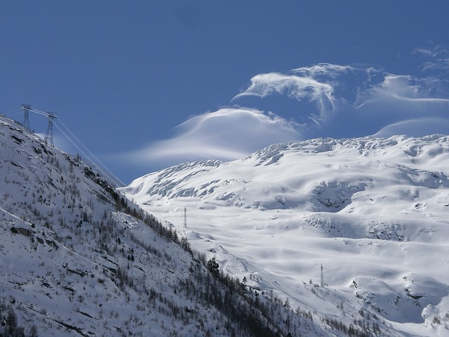 Scarica gratis l'immagine gratuita delle nuvole invernali delle montagne saas fe da modificare con l'editor di immagini online gratuito di GIMP