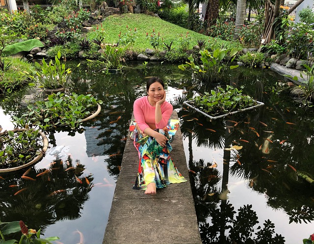 Безкоштовно завантажте в’єтнамську безкоштовну картинку жінка ao dai pond dock для редагування за допомогою безкоштовного онлайн-редактора зображень GIMP